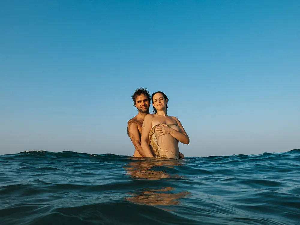 Sebas Huergo abrazando por detrás a Clara Davaar en el mar