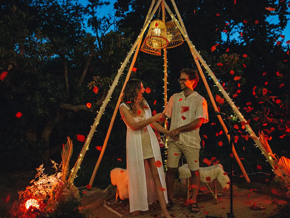 Clara Davaar y Sebas Huergo celebrando su casamiento debajo de un tipi