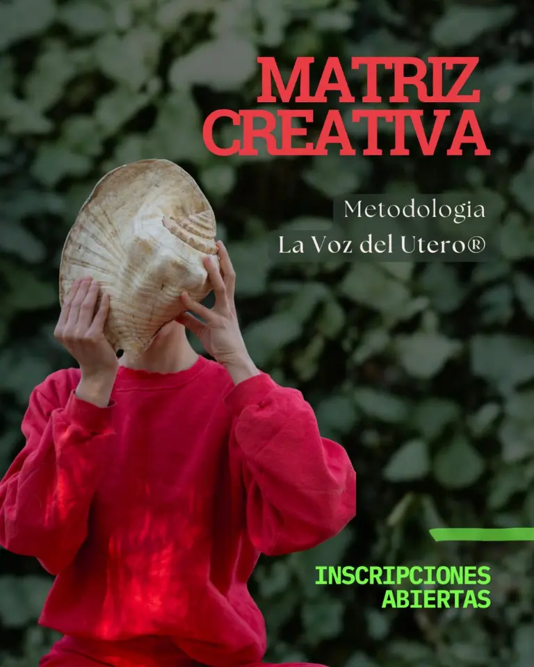Mujer vestida de rojo sostiene una gran concha marina delante de la cara. El texto dice: Matriz Creativa, Metodología La Voz del Útero® de Clara Davaar. Inscripciones abiertas.