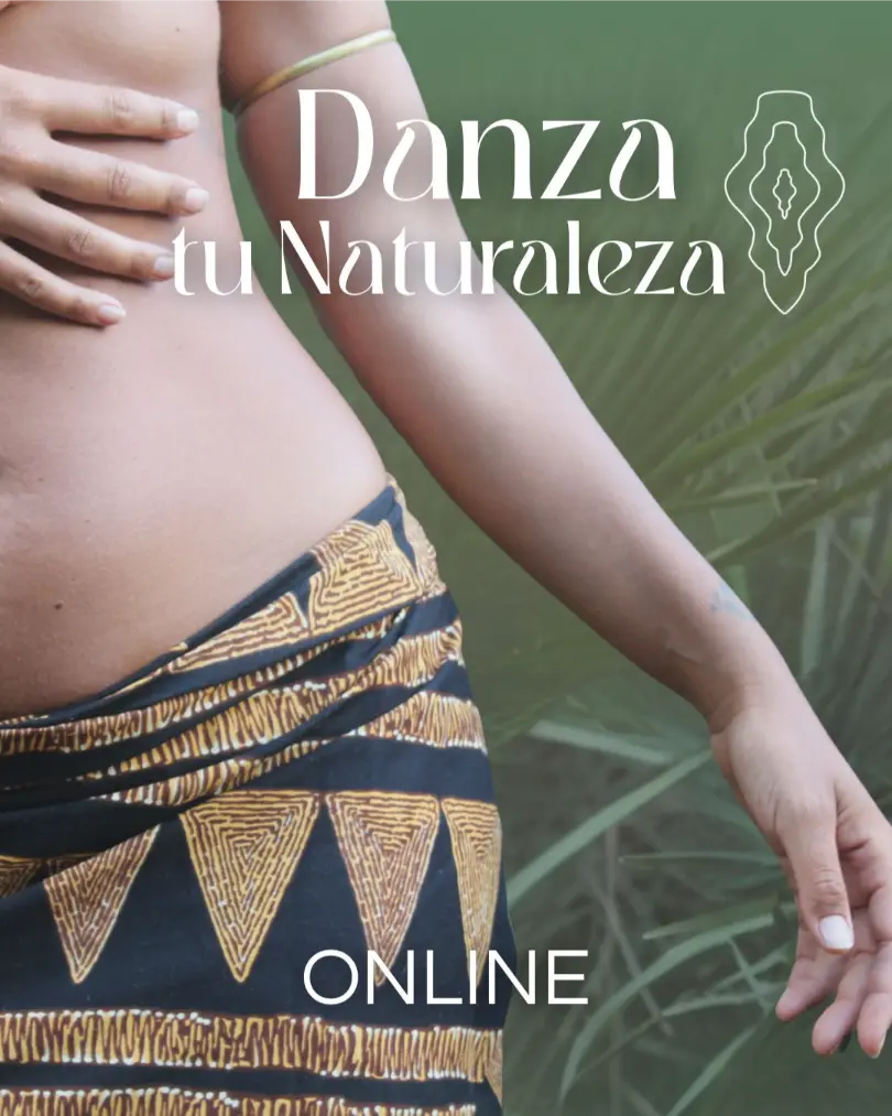 Una persona con un chal estampado está de pie con una mano en el torso; el texto dice Danza tu Naturaleza ONLINE con Clara Davaar sobre un fondo verde y frondoso.