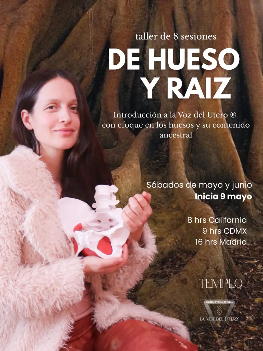 Una mujer se sienta sosteniendo un modelo de pelvis ante un fondo de tronco de árbol. Texto detalla el taller de 8 sesiones de Clara Davaar, De Hueso y Raíz, a partir del 9 de mayo, con horarios para California, CDMX y Madrid.