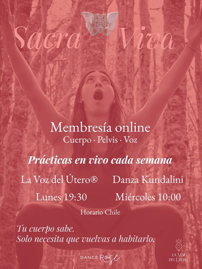 Una mujer sentada con las piernas cruzadas en un bosque y los brazos en alto. Los textos superpuestos promocionan la membresía en línea de Clara Davaar para prácticas de cuerpo, pelvis y voz, incluyendo sesiones en vivo.