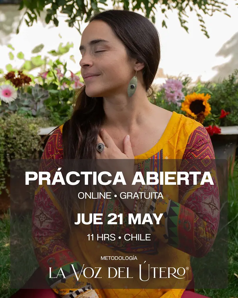 Una mujer sentada al aire libre con los ojos cerrados, con un vestido amarillo estampado y joyas. Texto superpuesto para promocionar el evento gratuito en línea de Clara Davaar, Práctica Abierta, que tendrá lugar el 21 de mayo en Chile.
