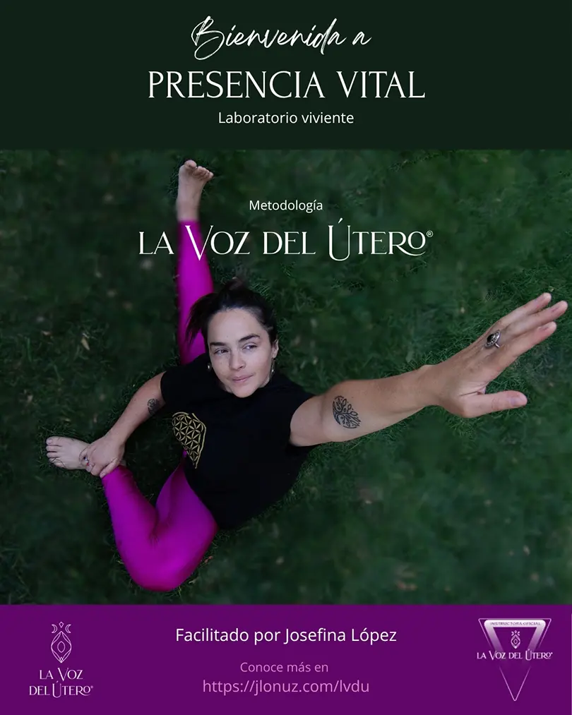 Una mujer vestida con un top negro y unos leggings rosa brillante posa con un brazo extendido hacia arriba sobre una superficie oscura, promocionando un taller de Presencia Vital facilitado por Josefina López y Clara Davaar.