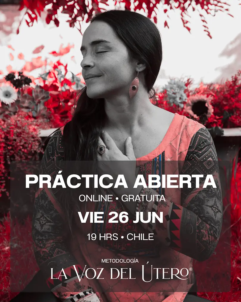 Una mujer de pelo largo y oscuro, con los ojos cerrados, está sentada tranquilamente con la mano sobre el pecho, rodeada de plantas de tonos rojizos. El texto anuncia un evento gratuito en línea el 26 de junio a las 19:00 en Chile: añade este momento especial a tu agenda.